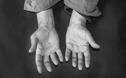 Bộ ảnh chụp đôi bàn tay của từng ngành nghề khác nhau: Khi thăng trầm của cả cuộc đời được khắc họa qua những vết chai sần