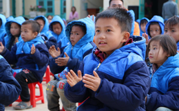 Ấm lòng những quà tặng của đoàn từ thiện Tần Nguyễn cho học sinh vùng cao