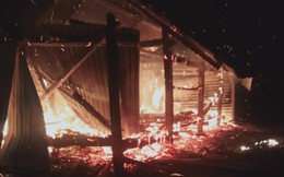 Cháy nhà gỗ trong đêm, 2 vợ chồng thiệt mạng