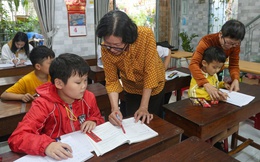 Cô giáo ung thư và em gái mở lớp học miễn phí cho trẻ em nghèo: “Nhiều lúc nằm viện lâu quá, tôi trốn về để được dạy tụi nhỏ”