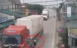 Xe máy &quot;kẹp ba&quot; đâm thẳng vào xe đầu kéo, camera an ninh chỉ ra thêm nguyên nhân