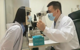 Trung Quốc: Nhìn màn hình điện thoại trong 14 giờ liên tục, người phụ nữ bị loét giác mạc