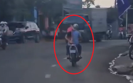 Người đàn ông chạy xe máy trên đường, hình ảnh cận khiến số đông bức xúc