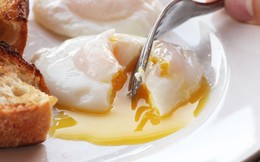 Trứng gà chần có bổ dưỡng hơn trứng luộc chín? Ai hay ăn trứng chần nhất định phải biết điều này