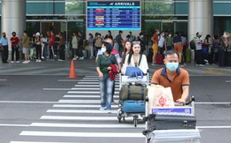 Sân bay Đà Nẵng chật kín du khách ngày đầu nghỉ lễ, tài xế taxi &quot;vui như Tết&quot;