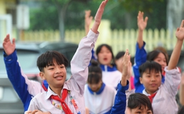 Học sinh Phú Thọ ào lên sân khấu, thi tâng bóng, oẳn tù tì để nhận sách có chữ ký cầu thủ Hà Đức Chinh