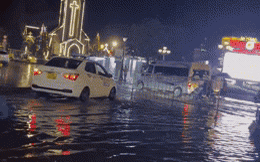 Clip: Ô tô bì bõm lội trong 'biển nước' ở Sapa, đường phố ngập nặng sau cơn mưa lớn