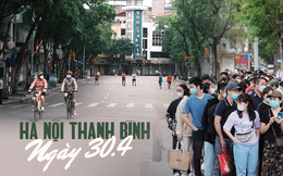 Chùm ảnh Hà Nội ngày 30/4: Phố phường thanh bình đến lạ, người dân xếp hàng dài chờ đợi trải nghiệm xe bus free