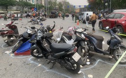 Hiện trường vụ xe mất lái trên đường Võ Chí Công khiến 17 người bị thương, 17 chiếc xe máy hư hỏng