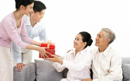 Gợi ý 6+ món quà tặng sức khoẻ ý nghĩa tặng bố mẹ, người thân