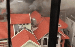 Clip: Cháy quán bar ở Hải Phòng, 1 nạn nhân kịp trèo lên mái nhà thoát nạn