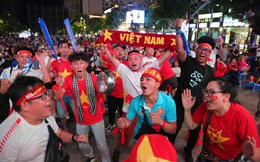 Hàng nghìn CĐV ở phố đi bộ Nguyễn Huệ vỡ oà vui sướng khi ĐT nữ Việt Nam giành HCV SEA Games 32 