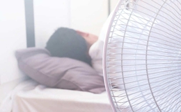 Khi ngủ nên đặt quạt dưới chân hay ở đầu giường? Thực hiện sai có thể ảnh hưởng tới sức khỏe