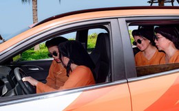 Hội bạn thân U70 tự lái ô tô điện dán decal thể thao khám phá Đà Nẵng ngầu không kém gì hội bạn “thanh xuân&quot;