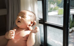 5 bước giúp mẹ chăm con 0-6 tháng nằm điều hòa để hạn chế ho, sổ mũi