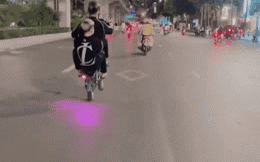 Clip: Bốc đầu xe máy trước mặt CSGT, 2 thanh niên khiến người đi đường giật mình ngoái nhìn 