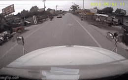 Xe Toyota Camry đang đi thì &quot;rụng&quot; bánh, diễn biến không ngờ được camera hành trình ghi lại