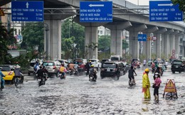 Chùm ảnh: Mưa lớn khiến nhiều tuyến phố của Hà Nội ngập sâu trong nước
