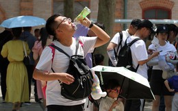 Chùm ảnh: Nắng nóng tại Trung Quốc chạm cảnh báo đỏ, người dân chật vật đối phó với nhiệt độ kỷ lục