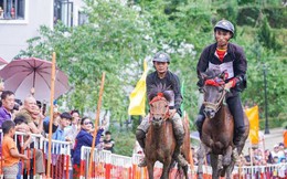Du khách đội mưa xem đua ngựa ở Sun World Fansipan Legend