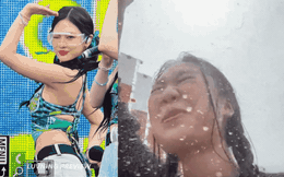 Nữ rapper Hàn tung cận cảnh sân khấu Waterbomb: Nước bắn liên tục vào mắt, fan lo lắng cho sức khoẻ của aespa
