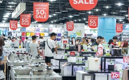 Săn sale 50%++ “hàng hiệu giá hời”, hàng ngàn gia đình kéo tới các trung tâm thương mại trong Lễ hội mua sắm Đỏ