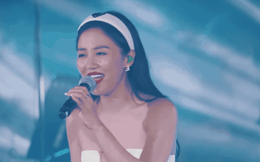Văn Mai Hương lần đầu hát live Mưa Tháng Sáu: Nhạc buồn nhưng biểu cảm &quot;hân hoan&quot; quá! 