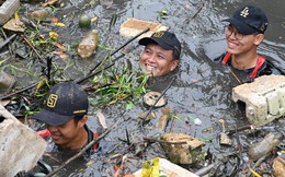 Nhóm bạn trẻ ngâm mình dọn rác ở TP.HCM: “Mong phòng bệnh để nhóm đi được đường dài”