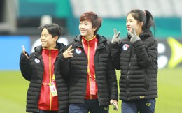 Thanh Nhã dạy đồng đội tạo dáng dễ thương khi đội tuyển nữ Việt Nam làm quen sân thi đấu với ĐT Hà Lan
