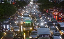 Hà Nội mưa cả ngày, nhiều người đổ về quê vào giờ cao điểm khiến đường phố ùn tắc nghiêm trọng nhiều giờ 