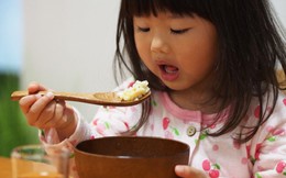 6 sai lầm trong ăn uống nhiều gia đình mắc phải, ba mẹ cần tránh giúp con cao lớn, thông minh