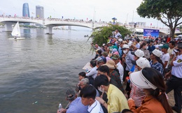Hàng nghìn người đội nắng cổ vũ đua thuyền mừng Quốc khánh 2/9 tại Đà Nẵng