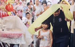 TP.HCM: Hàng trăm người dân đội mưa lớn, chen chân chụp ảnh tại Phố lồng đèn nhân dịp Trung thu