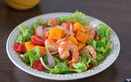 2 món salad tôm ngon miệng dễ làm lại phù hợp với người ăn kiêng giảm cân