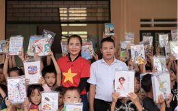 Trao tặng những món quà ý nghĩa thiết thực đến học sinh vùng lũ