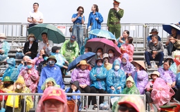 Hàng nghìn người đội mưa dự lễ hội Tây Yên Tử ở Bắc Giang