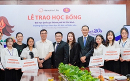 Hanwha Life Việt Nam trao học bổng cho sinh viên khó khăn trong độ tuổi 20 sau Cuộc thi viết &quot;Dear 20's - Gửi tôi của tuổi 20&quot;