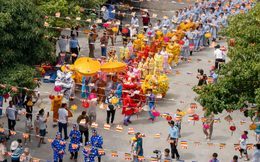 Hàng ngàn Phật tử, du khách tới núi Bà Đen, Tây Ninh tham gia lễ dâng đăng lập kỷ lục Việt Nam kính mừng ngày lễ vía Bà