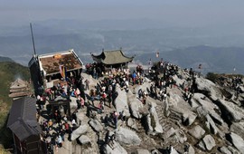 Phật tử và khách du lịch thích thú với cảnh yên bình trong ngày khai hội Yên Tử