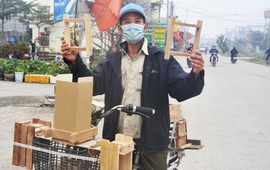 Cụ ông năm nào cũng đạp xe đi bán khuôn gói bánh chưng ngày giáp Tết và câu chuyện ý nghĩa phía sau