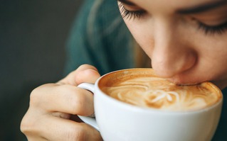 Nghiên cứu mới phát hiện tác dụng chữa bệnh bất ngờ của việc uống cà phê với sữa