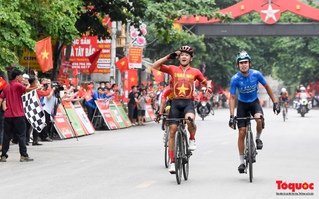 Chặng 2 Cuộc đua xe đạp về Điện Biên Phủ 2024: Tay đua Phạm Lê Xuân Lộc xuất sắc giành 4 danh hiệu
