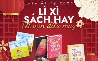 Nhà nghiên cứu Nguyễn Đình Tư ký tặng sách cho độc giả vào ngày khai mạc Đường sách Tết