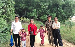 Sau chia sẻ ám chỉ chuyện chia tay, MC kèo nhà cái hôm nayuyễn Hoàkèo nhà cái hôm nay Linh và hôn phu tay trokèo nhà cái hôm nay tay về quê kèo nhà cái hôm nayoại