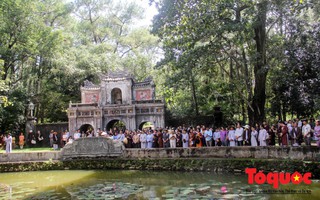Đôkeo nha cai 5 đảo phật tử và du khách tìm đến chùa Từ Hiếu mừkeo nha cai 5 thọ thiền sư Thích Nhất Hạnh