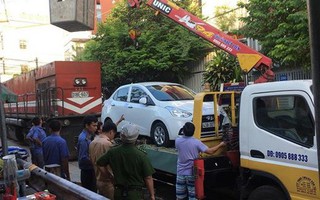 Hai người đỗ kèo nhà cái w88 ô tô giữa đường ray tàu hỏa, người đi ngủ, người đi uống cà phê