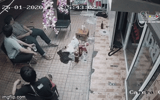 Clip: kèo nhà cái w88 lao xe lên vỉa hè, húc văng 3 người đàn ông đang ngồi uống nước