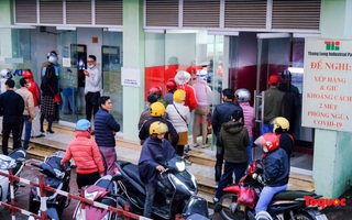 Hà nhận định kèo nhà cái: Công nhân đội mưa hàng giờ chờ rút tiền về quê ăn Tết