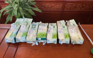 Ngư dân vớt được bao chứa khoảng 7kg nghi là soi kèo nhà cái 88 khi đánh bắt cá trên biển