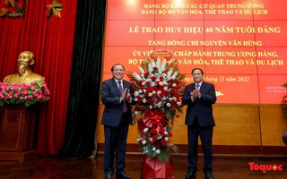 Bộ trưởng Nguyễn nhận định kèo nhà cái Hùng nhận Huy hiệu 40 năm tuổi Đảng